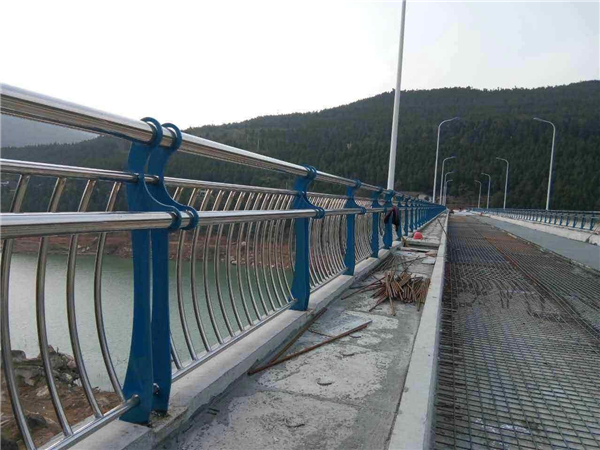 潼南不锈钢桥梁护栏的特点及其在桥梁安全中的重要作用