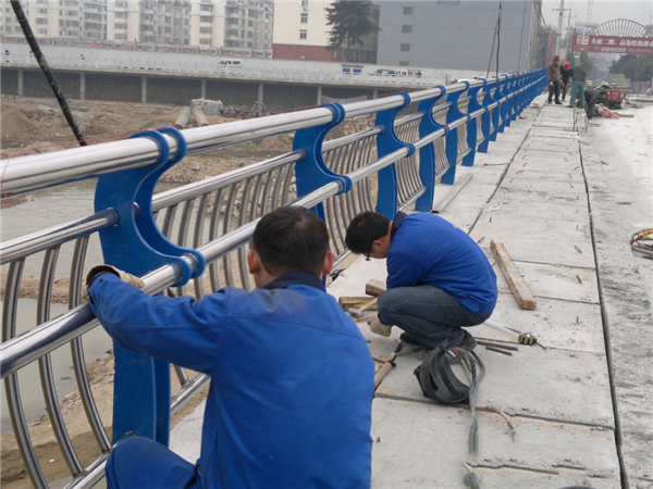 潼南不锈钢河道护栏的特性及其在城市景观中的应用