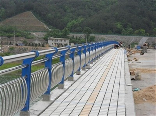潼南不锈钢桥梁护栏的特性及其在现代建筑中的应用